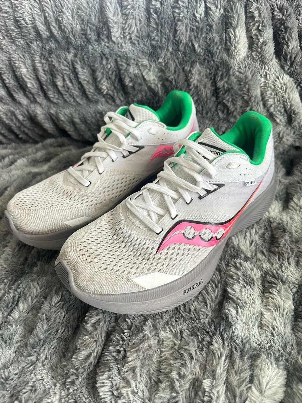 Saucony Women’s White Sneakers with Pink Wave & Green Lining